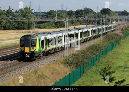 Elektrischer Personenzug der Klasse 350, in der Nähe von Rugelee, Staffordshire, Großbritannien, im August, 2022. Stockfoto