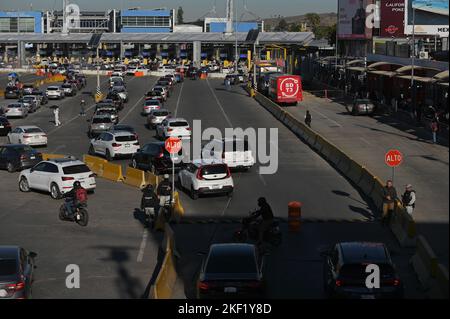 Tijuana, Baja California, Mexiko. 15.. November 2022. Mexikanische Einwanderungsbehörden patrouillieren zusammen mit nationalen und kommunalen Beamten einen neuen Kontrollpunkt, um zu verhindern, dass Reisende ohne gültige Dokumente mit dem Auto reisen (eine Aufgabe, die derzeit von Grenzbeamten der Vereinigten Staaten ausgeführt wird) Um zu verhindern, dass Asylbewerber am Dienstag, den 15. November 2022, im San Ysidro-Hafen von Tijuana nach San Diego, Kalifornien, in US-Boden fahren. Das Pilotprogramm begann heute mit der Zusammenarbeit zwischen den USA und Mexiko, was dazu geführt hat, dass die Rolle des Landes bei der Kontrolle der mig noch weiter zunimmt Stockfoto