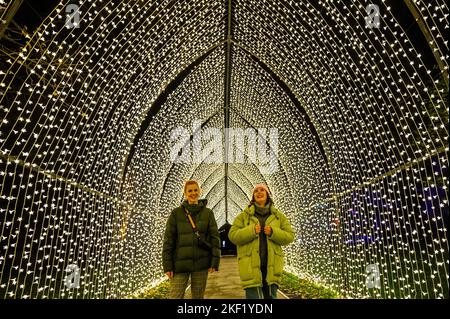 London, Großbritannien. 15.. November 2022. Die Weihnachtskathedrale - Weihnachten in Kew. Der „ursprüngliche festliche Lichtweg“ Großbritanniens wird zum zehnten Mal mit einer Vielzahl von saisonalen Favoriten und faszinierenden neuen Lichtinstallationen neu aufgesetzt. Ein Ausflug für Besucher jeden Alters, der von Mittwoch, 16. November 2022, bis Sonntag, 8. Januar 2023 stattfindet. Kredit: Guy Bell/Alamy Live Nachrichten Stockfoto