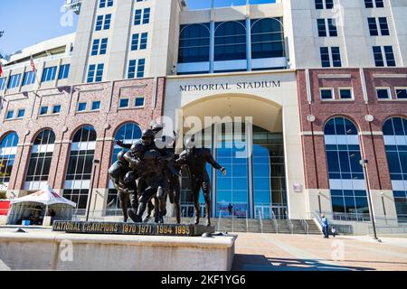 Lincoln, NE - Oktober 2022: Das Memorial Stadium ist ein Fußballstadion auf dem Campus der University of Nebraska–Lincoln in Lincoln, Nebraska Stockfoto