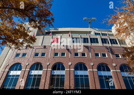 Lincoln, NE - Oktober 2022: Das Memorial Stadium ist ein Fußballstadion auf dem Campus der University of Nebraska–Lincoln in Lincoln, Nebraska Stockfoto