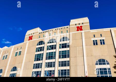 Lincoln, NE - Oktober 2022: Das Memorial Stadium ist ein Fußballstadion auf dem Campus der University of Nebraska–Lincoln in Lincoln, Nebraska Stockfoto