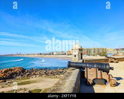 Festung Queijo am Strand von Matosinhos, Stadtbild und Hafen Leixoes im Hintergrund, Porto, Portugal Stockfoto