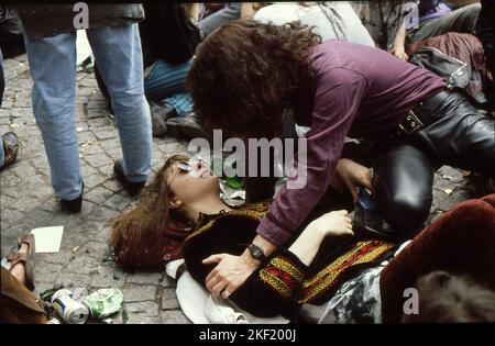 05-03-1991 Paris,Frankreich,Pere Lachaise Friedhof 20.. Jahrestag des Todes von Jim Morrison. Hunderte von Fans versammelten sich vor dem Friedhof, um zu Jim Morrissons Grab zu gelangen, wurden aber von der Polizei gestoppt. Die Tore waren geschlossen und es gab einen Zusammenstoß zwischen der Menge und der Polizei. Stockfoto