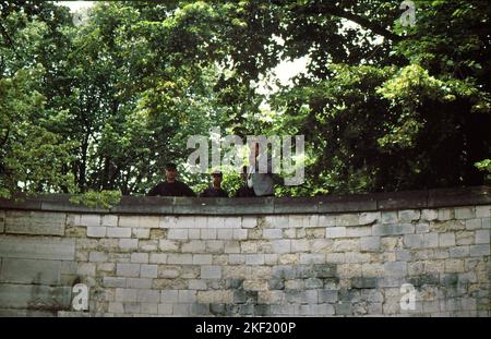 05-03-1991 Paris,Frankreich,Pere Lachaise Friedhof 20.. Jahrestag des Todes von Jim Morrison. Hunderte von Fans versammelten sich vor dem Friedhof, um zu Jim Morrissons Grab zu gelangen, wurden aber von der Polizei gestoppt. Die Tore waren geschlossen und es gab einen Zusammenstoß zwischen der Menge und der Polizei. Stockfoto