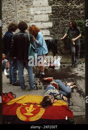 05-03-1991 Paris,Frankreich,Pere Lachaise Friedhof 20.. Jahrestag des Todes von Jim Morrison. Hunderte von Fans versammelten sich vor dem Friedhof, um zu Jim Morrissons Grab zu gelangen, wurden aber von der Polizei gestoppt. Die Tore waren geschlossen und es gab einen Zusammenstoß zwischen der Menge und der Polizei. Stockfoto