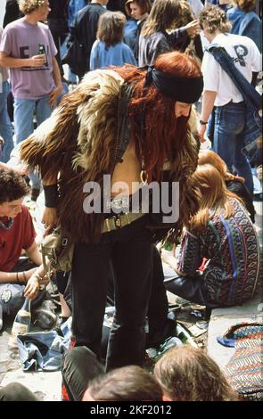 05-03-1991 Paris,Frankreich,Pere Lachaise Friedhof 20.. Jahrestag des Todes von Jim Morrison. Hunderte von Fans versammelten sich vor dem Friedhof, um zu Jim Morrissons Grab zu gelangen, wurden aber von der Polizei gestoppt. Die Tore waren geschlossen und es gab einen Zusammenstoß zwischen der Menge und der Polizei. Stockfoto