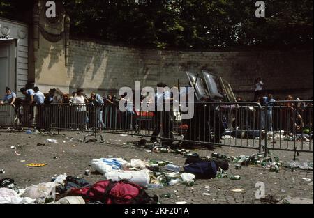 05-03-1991 Paris,Frankreich,Pere Lachaise Friedhof 20.. Jahrestag des Todes von Jim Morrison. Hunderte von Fans versammelten sich vor dem Friedhof, um zu Jim Morrissons Grab zu gelangen, wurden aber von der Polizei gestoppt. Die Tore waren geschlossen und es gab einen Zusammenstoß zwischen der Menge und der Polizei. Stockfoto