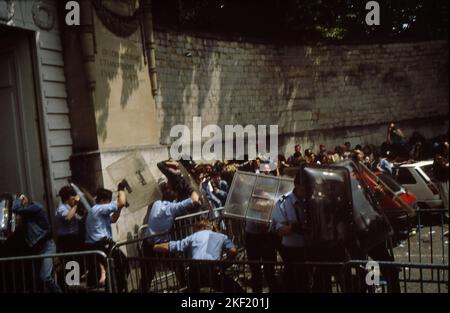 05-03-1991 Paris,Frankreich,Pere Lachaise Friedhof 20.. Jahrestag des Todes von Jim Morrison. Hunderte von Fans versammelten sich vor dem Friedhof, um zu Jim Morrissons Grab zu gelangen, wurden aber von der Polizei gestoppt. Die Tore waren geschlossen und es gab einen Zusammenstoß zwischen der Menge und der Polizei. Stockfoto