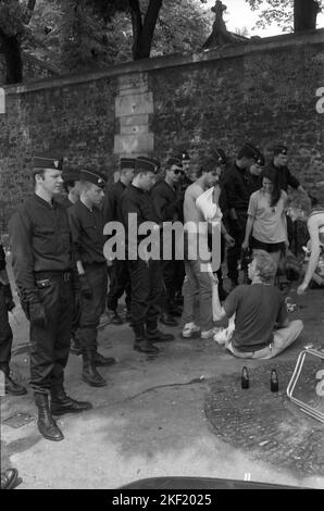 05-03-1991 Paris,Frankreich,Pere Lachaise Friedhof 20.. Jahrestag des Todes von Jim Morrison. Hunderte von Fans versammelten sich vor dem Friedhof, um zu Jim Morrissons Grab zu gelangen, wurden aber von der Polizei gestoppt. Die Tore waren geschlossen und es gab einen Zusammenstoß zwischen der Menge und der Polizei. Stockfoto