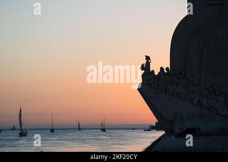 Das Denkmal Padrão dos Descobrimentos (Henry der Seefahrer) und Yachten in Silhouette auf der Tejo-Promenade des Flusses Tejo, Lissabon, Portugal Stockfoto