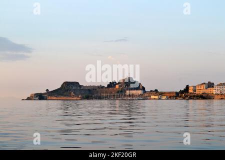 Blick auf die alte Festung von Korfu und Korfu Stadt vom Meer am Morgen. Stockfoto