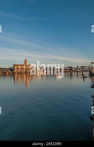 Temco und Cargill Terminals am Willamette River in Portland, Oregon, mit Blick auf die NW Broadway Bridge Stockfoto