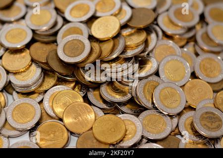 Große Menge an ägyptischen Münzen, Stapel von 1 EGP LE ein ägyptisches Pfund und ein halbes Pfund 50 fünfzig Piaster, Stapel von ägyptischen Währungshintergrund, Wirtschaft Stockfoto