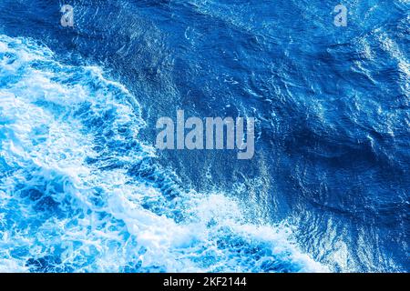 Luftbild Ozeanwasser blaue Oberfläche mit Schaum und Wellen. Stockfoto