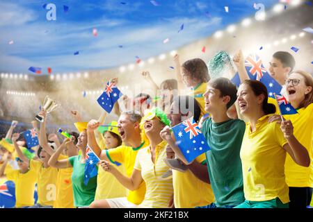 Australien-Fans im Stadion. Australische Fans. Die Menge jubelt über den Sieg der australischen Fußball- oder Cricket-Mannschaft. Fußballspiel auf dem Spielfeld im Freien. Stockfoto