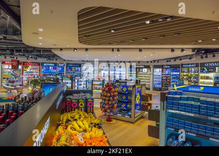 Wunderschöne Innenansicht der Duty-Free-Boutique von Arlanda. Stockholm, Schweden. Stockfoto