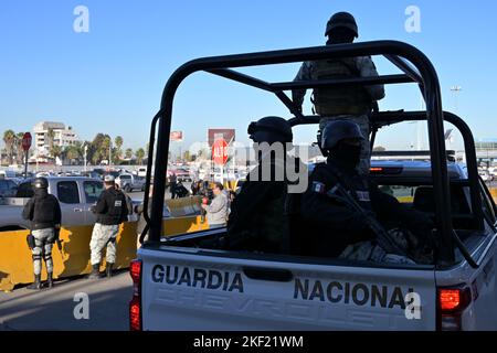 Tijuana, Baja California, Mexiko. 15.. November 2022. Mexikanische Einwanderungsbehörden patrouillieren zusammen mit nationalen und kommunalen Beamten einen neuen Kontrollpunkt, um zu verhindern, dass Reisende ohne gültige Dokumente mit dem Auto reisen (eine Aufgabe, die derzeit von Grenzbeamten der Vereinigten Staaten ausgeführt wird) Um zu verhindern, dass Asylbewerber am San Ysidro Hafen der Einreise von Tijuana nach San Diego in US-Boden fahren. Kredit: ZUMA Press, Inc./Alamy Live Nachrichten Stockfoto