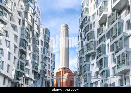 Einer von vier Schornsteinen des berühmten Londoner Battersea Power Station und der Umgebung mit Apartments und Büros. Stockfoto