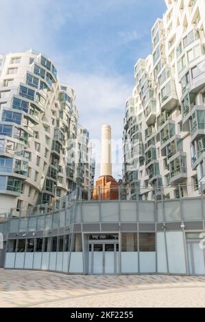 Einer von vier Schornsteinen des berühmten Londoner Battersea Power Station und der Umgebung mit Apartments und Büros. Stockfoto