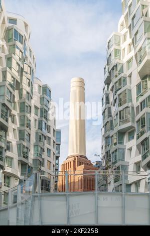 Einer von vier Schornsteinen des berühmten Londoner Battersea Power Station und der Umgebung mit Apartments und Büros. Stockfoto