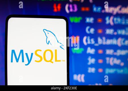 In dieser Abbildung wird das MySQL-Logo auf einem Smartphone-Bildschirm angezeigt. Stockfoto