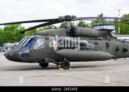 Liepaja, Lettland - 7. August 2022: MILITÄRHUBSCHRAUBER DER US-Armee Sikorsky UH-60 Black Hawk nach der Landung auf dem Flughafen, Seitenansicht Stockfoto