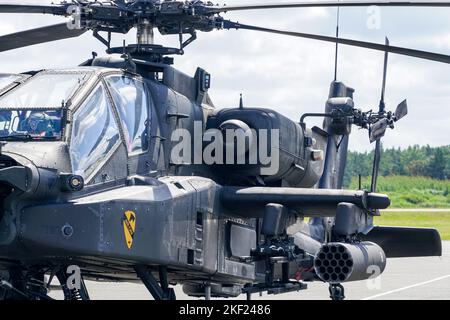 Liepaja, Lettland - 07. August 2022: AH-64D Apache greift Hubschrauber der US-Armee nach der Landung auf der Start- und Landebahn des Flughafens an Stockfoto