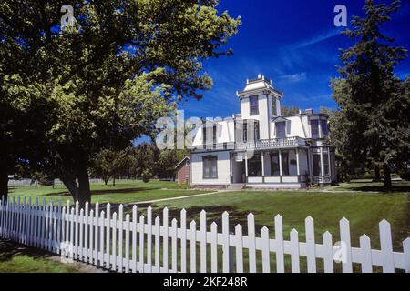 1980S 1866 BUFFALO BILL'S 1878 ZWEITES VIKTORIANISCHES HAUS IM EMPIRE-STIL IM SCOUT'S REST WESTLICH VON NORTH PLATTE NEBRASKA USA - 067661 CLE001 HARS STYLISH BUFFALO BILL NORTH PLATTE OLD GLORY NE NEBRASKA OLD FASHIONED STATE PARK Stockfoto