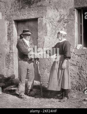 1920S 1930S RURAL SENIOR PAAR IN TRADITIONELLEN LOKALEN KLEIDUNG BRETAGNE FRANKREICH - C3890 HAR001 HARS 1 STIL FRANKREICH LIFESTYLE GESCHICHTE ÄLTERE FRAUEN VERHEIRATET LÄNDLICHEN EHEGATTEN EHEMÄNNER ZU HAUSE LEBEN KOPIEREN RAUM FREUNDSCHAFT IN VOLLER LÄNGE DAMEN PERSONEN TRADITIONELLE LANDWIRTSCHAFT MÄNNER SENIOR MANN SENIOR ADULT EUROPE AGRICULTURE B&W PARTNER SENIOR WOMAN OLD AGE OLDSTERS OLDSTER EUROPEAN EXTERIOR FARMERS TO LOCAL ELDERS CULTURE STYLISH BRITTANY ZWEISAMKEIT FRAUEN SCHWARZ-WEISS KAUKASISCHE ETHNIE HAR001 ALTMODISCH Stockfoto