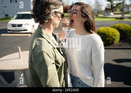 Ein Paar auf einem Date, das Eis teilt. Stockfoto