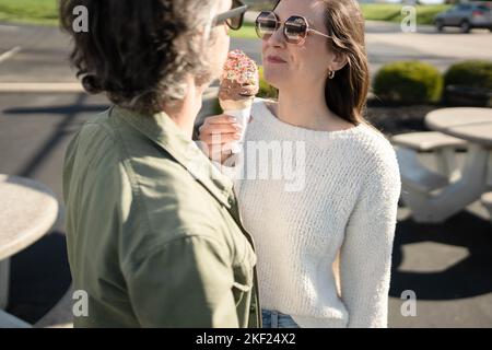 Ein Paar auf einem Date, das Eis teilt. Stockfoto