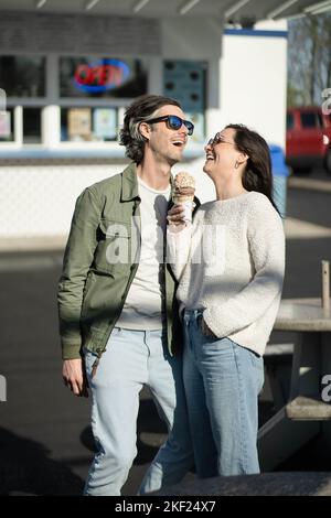 Ein Paar auf einem Date, das Eis teilt. Stockfoto
