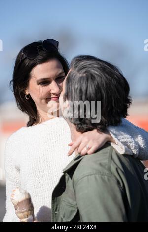 Ein Paar auf einem Date, das Eis teilt. Stockfoto