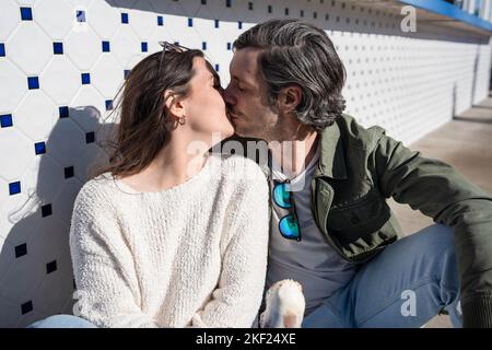 Ein Paar auf einem Date, das Eis teilt. Stockfoto