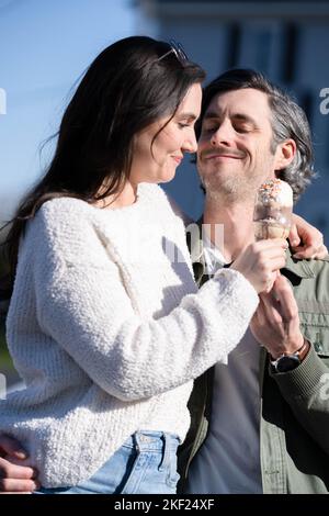 Ein Paar auf einem Date, das Eis teilt. Stockfoto