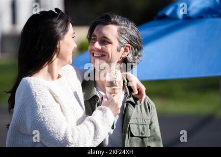 Ein Paar auf einem Date, das Eis teilt. Stockfoto