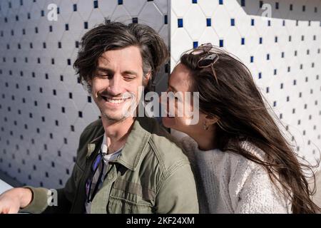 Ein Paar auf einem Date, das Eis teilt. Stockfoto