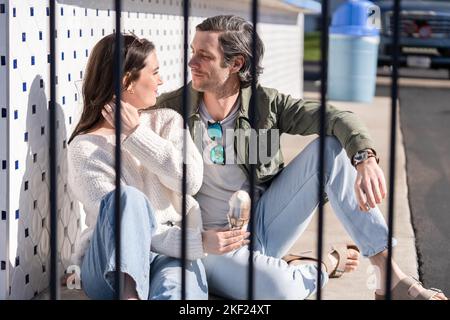 Ein Paar auf einem Date, das Eis teilt. Stockfoto