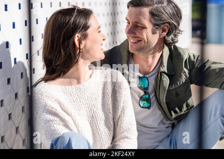 Ein Paar auf einem Date, das Eis teilt. Stockfoto