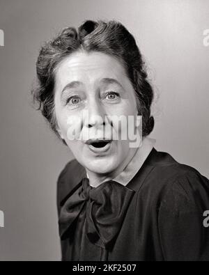 1940S PORTRÄT EINER FRAU MITTLEREN ALTERS ÜBERRASCHT GESICHTSAUSDRUCK BEIM BLICK AUF DIE KAMERA - G262 HAR001 HARS EXPRESSIONS MITTLEREN ALTERS S&W BLICKKONTAKT ERFOLG KÄFER-AUGEN TRÄUME GLÜCK FRAU MITTLEREN ALTERS KOPF UND SCHULTERN FRÖHLICH ENTDECKUNG SIEG AUFREGUNG GELEGENHEIT ERFREUT GEFÜHL LÄCHELT VERBINDUNG EKSTATISCH ERHABEN FRÖHLICH JUBELNDEN ÜBERGLÜCKLICH BEGEISTERT AUGEN-OPENER WEITÄUGIG ERSTAUNT EMOTION EMOTIONALE EMOTIONEN AGAPE SCHWARZ-WEISS KAUKASISCHEN ETHNIZITÄT HAR001 MUND OFFEN ALT MODISCH Stockfoto
