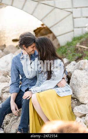 Ein Paar an einer Brücke im Forest Park, flirtet und erkundet zusammen. Stockfoto