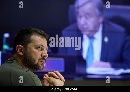 Kiew, Ukraine. 15.. November 2022. Der ukrainische Präsident Wolodymyr Zelenskyy hält am 15. November 2022 in Kiew, Ukraine, eine Rede vor dem Gipfel der Staats- und Regierungschefs G20 über einen Videolink vom Mariinski-Palast. Kredit: Ukrainische Präsidentschaft/Ukrainische Presidential Press Office/Alamy Live News Kredit: Ukrainische Präsidentschaft/Ukrainische Presidential Press Office/Alamy Live News Stockfoto