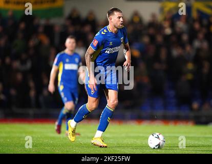 Harry Pell von AFC Wimbledon in Aktion während des ersten Spiels des Emirates FA Cup im Cherry Red Records Stadium, London. Bilddatum: Dienstag, 15. November 2022. Stockfoto