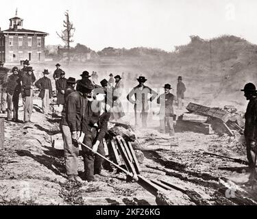 1800S 1860S 1864 AMERIKANISCHER BÜRGERKRIEGSGENERAL SHERMAN UNION TRUPPEN ZERSTÖREN GLEISE VERDREHEN SCHIENEN IN DER NÄHE VON ATLANTA GEORGIA USA - H8898 SPL001 HARS-KATASTROPHE HIGH-ANGLE-STRATEGIE ZERSTÖRUNG DER UNION AUFREGUNG IN DER NÄHE VON TRUPPEN UNIFORMEN KONZEPTIONELL 1860S UNTERSTÜTZEN TIES RAILROADS ATLANTA KAMPAGNENKOOPERATION DESTROY WILLIAM TECUMSEH SHERMAN 1864 DER AMERIKANISCHE BÜRGERKRIEG KÄMPFT GEGEN SCHWARZ-WEISSE BÜRGERKRIEGKONFLIKTE UND ZERSTÖRT ALTMODISCHE SCHIENEN Stockfoto