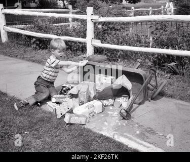 1950S 1960S JUNGE MIT UMGEDREHTEM ROTEN WAGEN VERSCHÜTTET LEBENSMITTEL AUF DEM BÜRGERSTEIG - J1248 DEB001 HARS WAGEN JUGENDLICH GESICHTSSTIL WUT BLONDE BALANCE SICHERHEIT SORGE BAUMWOLLE LIFESTYLE CHAOS MOODY KOPIE RAUM HALBE LÄNGE SPILL MÄNNER RISIKO TURNSCHUHE DENIM TRANSPORT AUSDRÜCKE BEUNRUHIGT B&W BESORGT TRAURIGKEIT LIEFERT KATASTROPHE HOCHSTIMMUNG VERSCHÜTTET ZERSTÖRTE UNFÄLLE GLUM UMGEDREHTE WAGGONS DEB001 T-SHIRT BLAU JEANS INFORMELL JUGENDLICHE MISERABLE T-SHIRT TWILL SCHWARZ UND WEISS LÄSSIG KAUKASISCHE ETHNIE ALTMODISCH Stockfoto