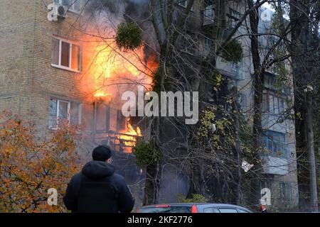 Kiew, Ukraine. 15.. November 2022. Ein Feuer wird in einem Wohngebäude, das von einem russischen Streik während des russischen Angriffs auf die Ukraine in Kiew getroffen wurde, ausgesehen. (Bild: © Aleksandr Gusev/SOPA Images via ZUMA Press Wire) Bild: ZUMA Press, Inc./Alamy Live News Stockfoto