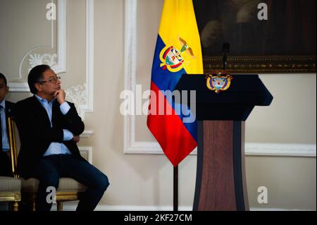 Bogota, Kolumbien. 15.. November 2022. Der kolumbianische Präsident Gustavo Petro spricht während einer Pressekonferenz über die ersten 100 Tage seiner Regierungszeit am 15. November 2022 in Bogota, Kolumbien. Foto: Chepa Beltran/Long Visual Press Kredit: Long Visual Press/Alamy Live News Stockfoto