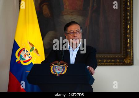 Bogota, Kolumbien. 15.. November 2022. Der kolumbianische Präsident Gustavo Petro spricht während einer Pressekonferenz über die ersten 100 Tage seiner Regierungszeit am 15. November 2022 in Bogota, Kolumbien. Foto: Chepa Beltran/Long Visual Press Kredit: Long Visual Press/Alamy Live News Stockfoto