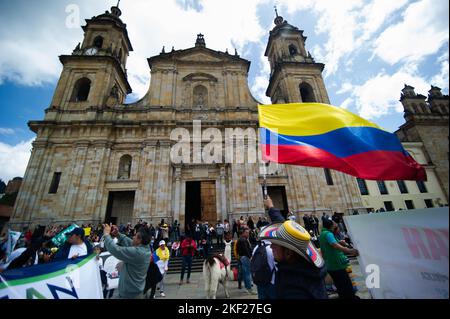 Bogota, Kolumbien. 15.. November 2022. Regierungsnahe Anhänger ziehen am 15. November 2022 in Bogota, Kolumbien, zu den ersten 100 Tagen der amtierten linken Regierung von Gustavo Petro vor. Foto: Chepa Beltran/Long Visual Press Kredit: Long Visual Press/Alamy Live News Stockfoto